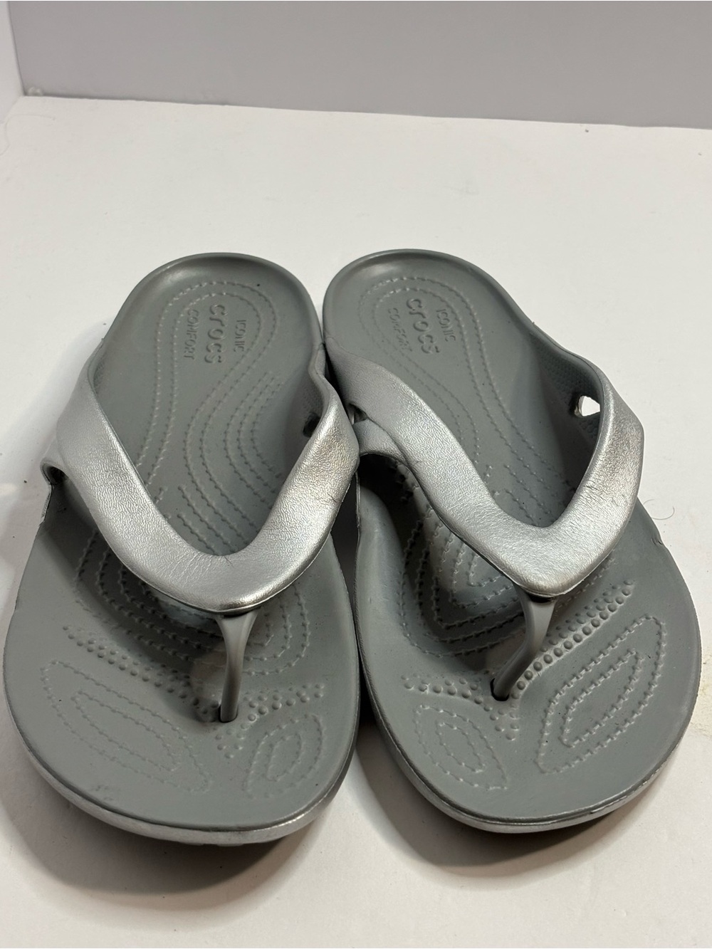 CROCS Metallic Silver Gray Foam Flip Flops Sz 8 NWOT